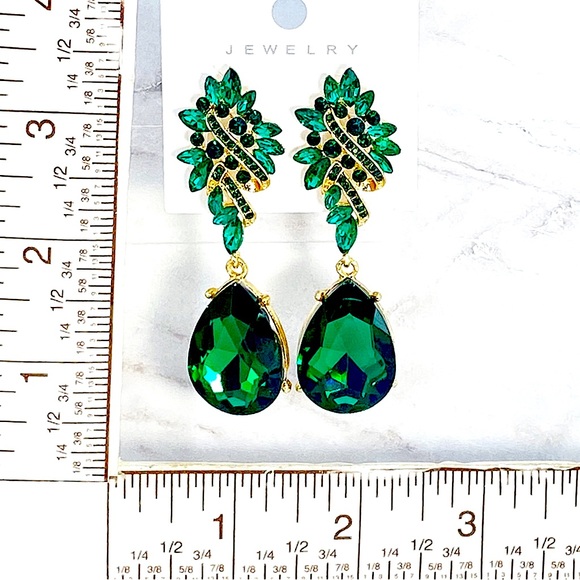 Elegant Emerald Teardrop Crystal Drop Earrings - Picture 4 of 4